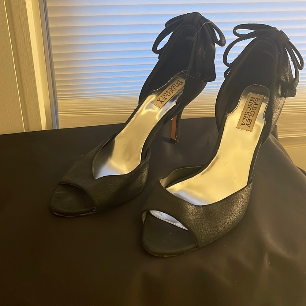 Badgley Mischka open toe bow back heels